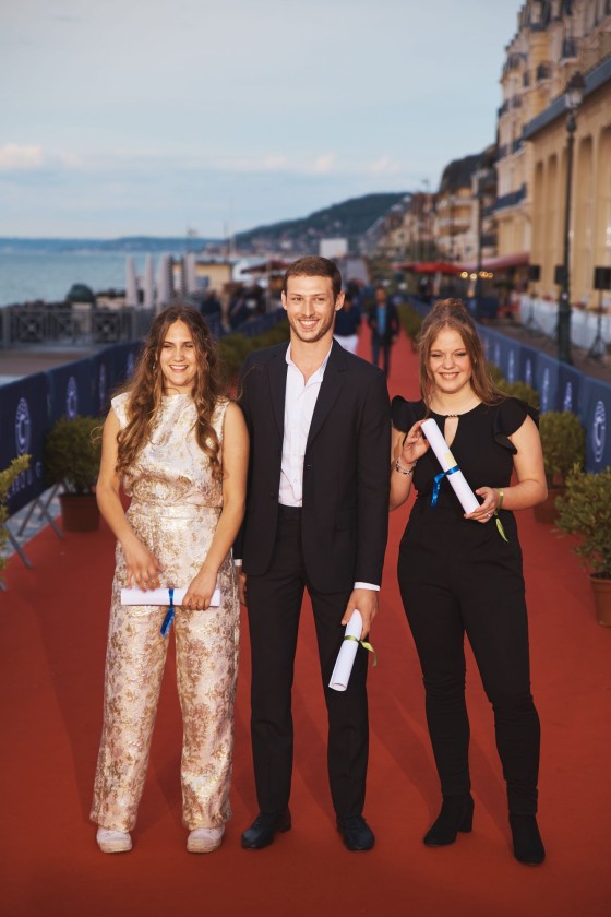 Justine Lacroix (actrice), Sarah Henochsberg (actrice) et Tom Mercier (acteur), lauréats des Premiers Rendez-Vous

Maquillage : Dr. Hauschka
Coiffure : Franck Provost
Chemise : Bourrienne Paris X