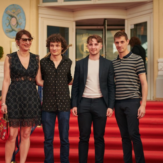 Géraldine Amgar, Quentin Dolmaire (acteur), Tobias Nuytten (acteur) et Thomas Petit (réalisateur)

Chemise : Azzaro (Quentin Dolmaire)
