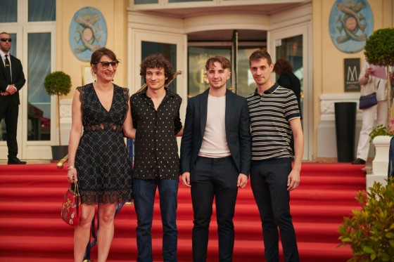 Géraldine Amgar, Quentin Dolmaire (acteur), Tobias Nuytten (acteur) et Thomas Petit (réalisateur)

Chemise : Azzaro (Quentin Dolmaire)