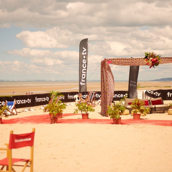 l'Espace plage France Télévisions avec l'arche MGallery Hôtel Collection