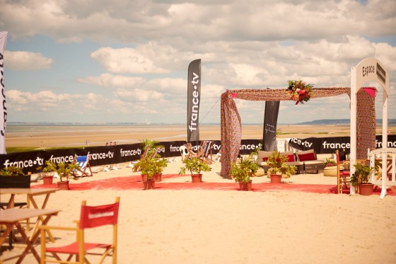 l'Espace plage France Télévisions avec l'arche MGallery Hôtel Collection
