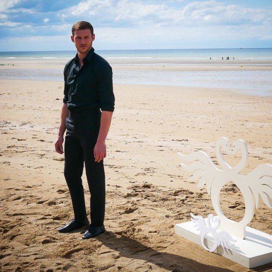 Tom Mercier (acteur) sur la plage de Cabourg