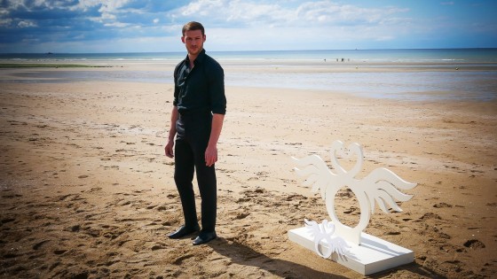 Tom Mercier (acteur) sur la plage de Cabourg