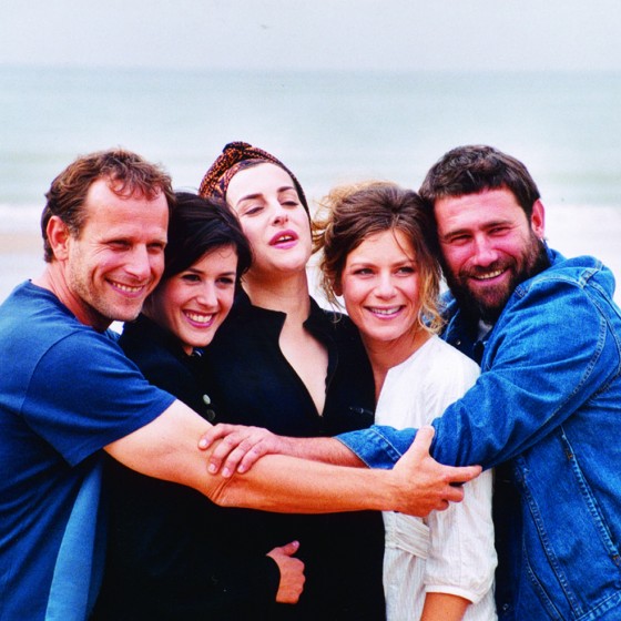 2002 – Les trois héroïnes de « Filles perdues, cheveux gras » : Olivia Bonamy, Amira Casar, Marina Foïs, entourée de Charles Berling et Sergi Lopez : liés par l’amitié et le cinéma.